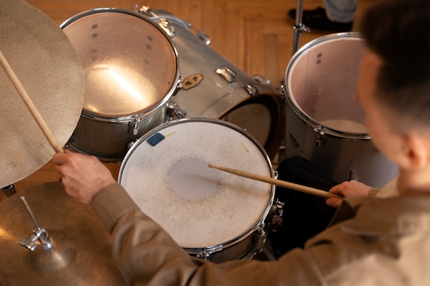 Musicista ad alto angolo che lavora in studio