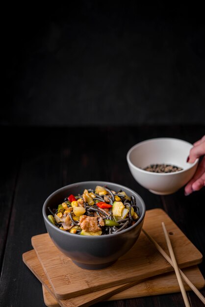 Free photo high angle of noodles bowl with chopsticks