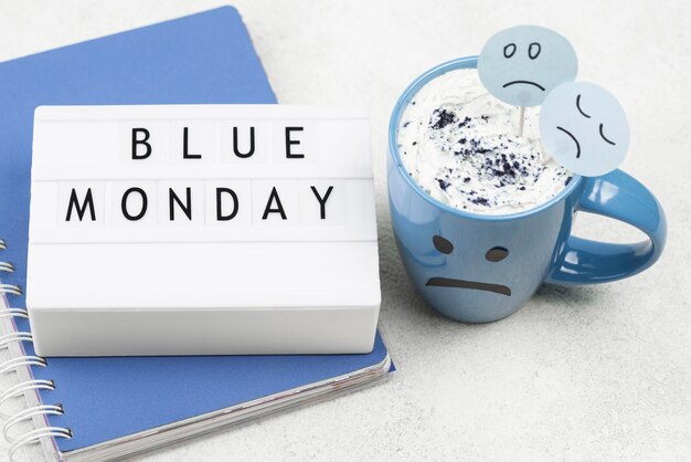 파란색 월요일에 대한 슬픈 머그잔과 노트북의 높은 각도