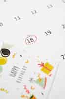 無料写真 鮮やかなカレンダーに追加された誕生日メモのハイアングル