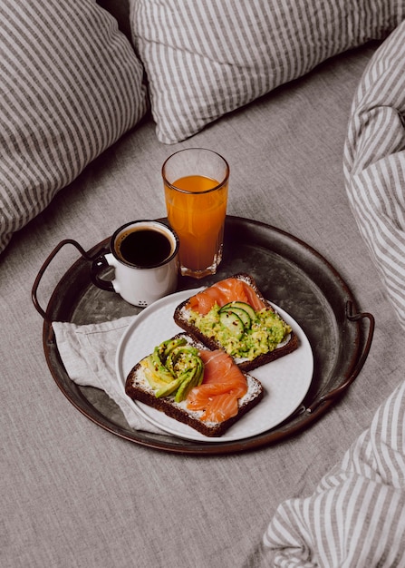 Бесплатное фото Бутерброды на завтрак с лососем и авокадо под высоким углом