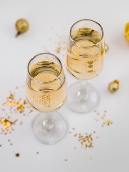 Высокий угол бокалов для шампанского с золотым блеском