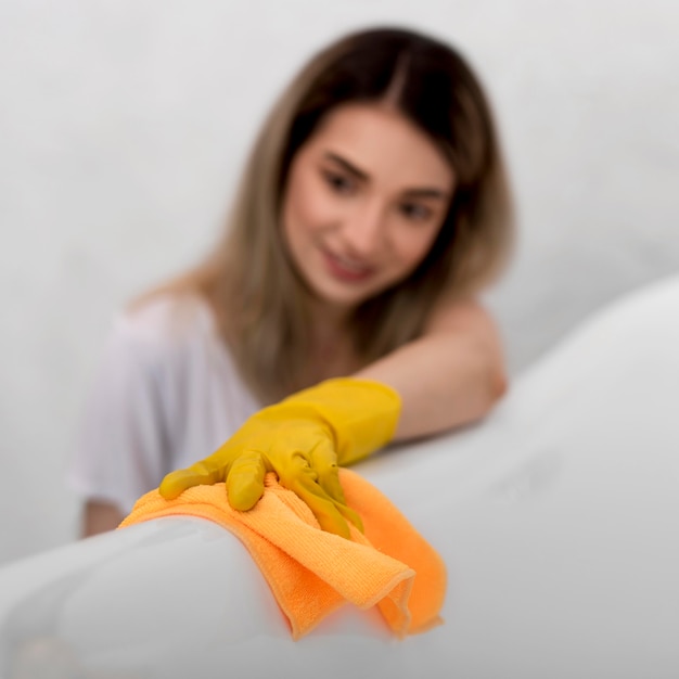 Бесплатное фото Высокий угол расфокусированной женщины чистящей поверхности