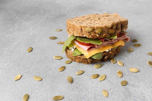 Бесплатное фото Высокий угол вкусного сэндвича