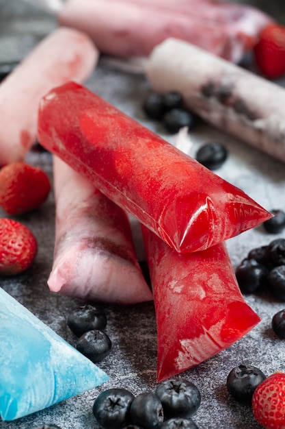 Бесплатное фото Высокий угол замороженного бразильского фруктового десерта