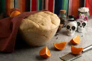 Бесплатное фото Большой угол наклона теста pan de muerto