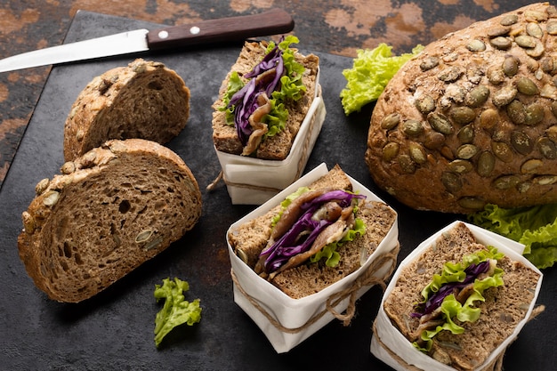 Бесплатное фото Бутерброды с салатом и хлебом под высоким углом