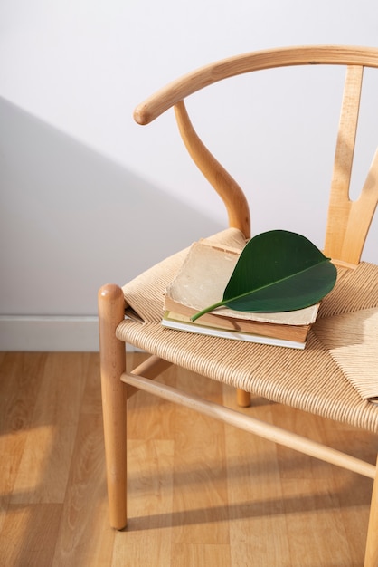 높은 각도의 오래된 책과 의자에 나뭇잎