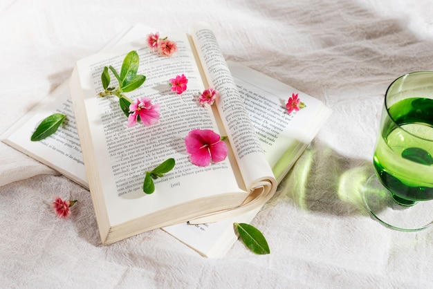 무료 사진 하이 앵글 오픈 책과 꽃