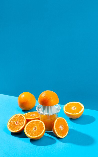 High angle orange and juice maker