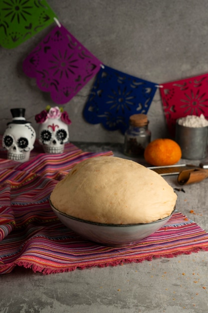 Alto angolo di pasta pan de muerto