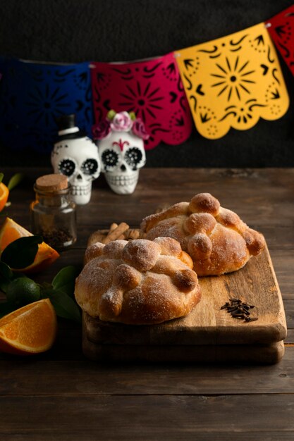 두개골이있는 높은 각도의 pan de muerto