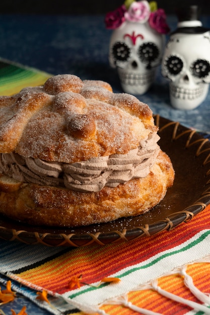 두개골이있는 높은 각도의 pan de muerto