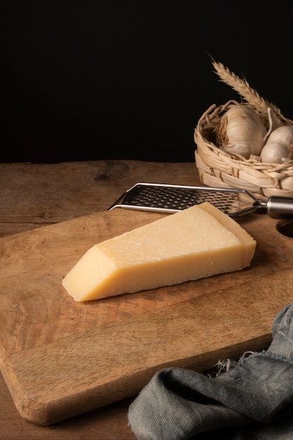 Parmigiano alto angolo sul tagliere