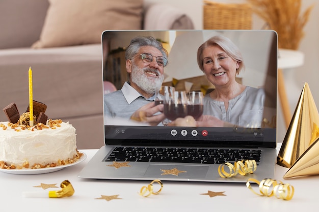 Foto gratuita articoli per feste e laptop ad alto angolo