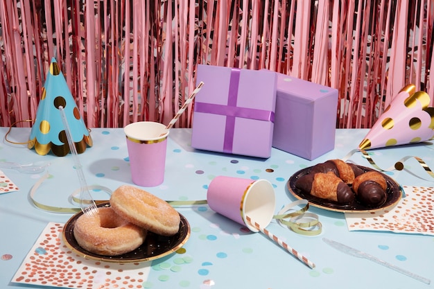 Foto gratuita addobbi e dessert per feste ad alto angolo