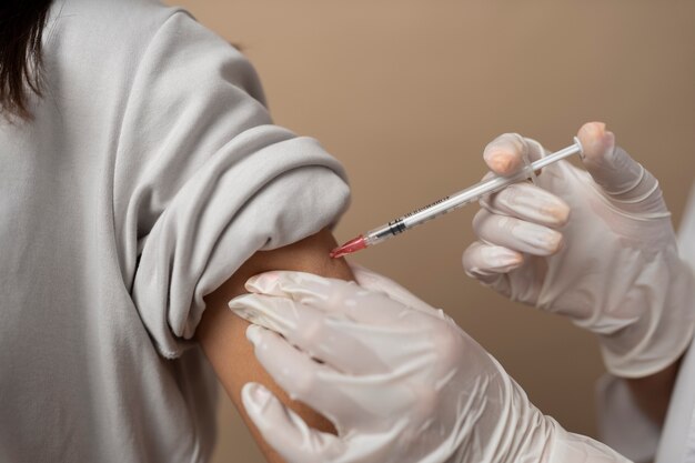 ワクチン接種を受ける高角度の患者