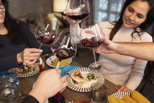 ハイアングルの人々が飲み物をチリンと鳴らす