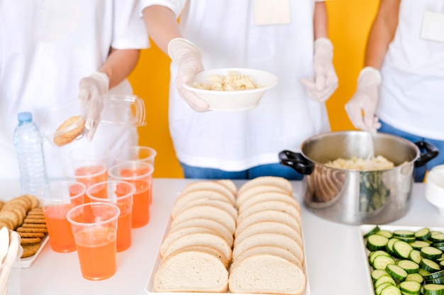 Alto angolo di persone che preparano il cibo per la donazione