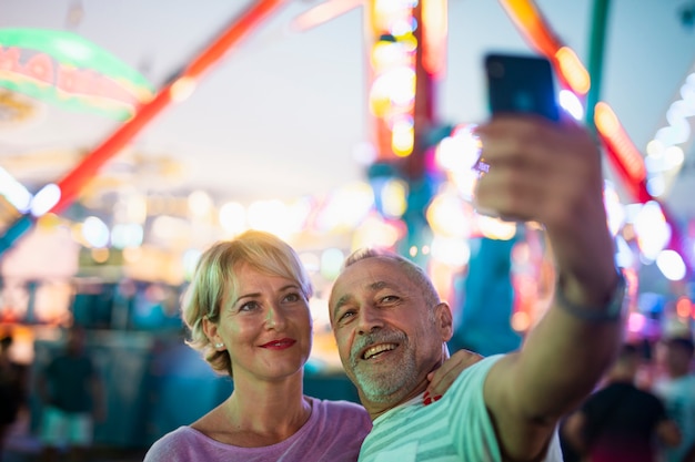 무료 사진 높은 각도 사람들이 selfie를 복용