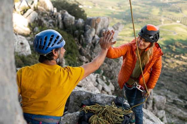 Foto gratuita persone ad alto angolo con attrezzatura da arrampicata