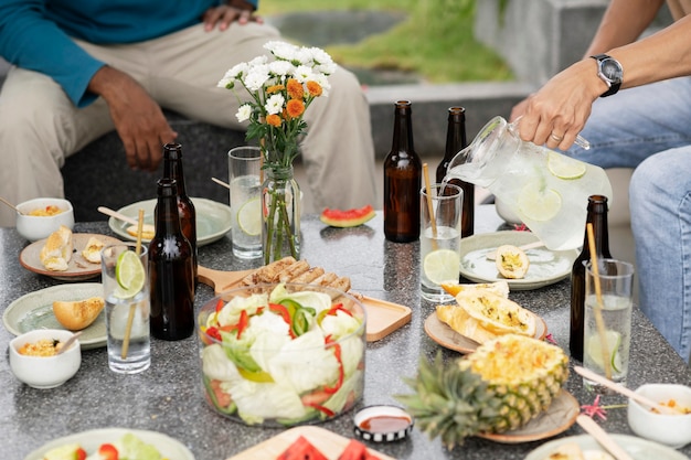 맛있는 음식과 함께 하이 앵글 사람들