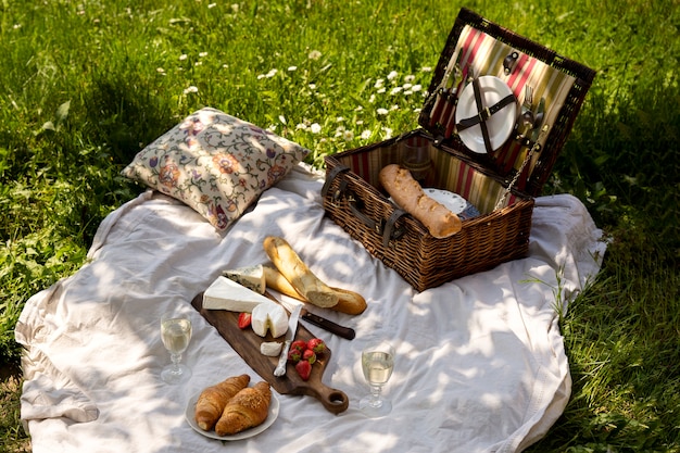 Бесплатное фото Пикник под большим углом с вкусной едой