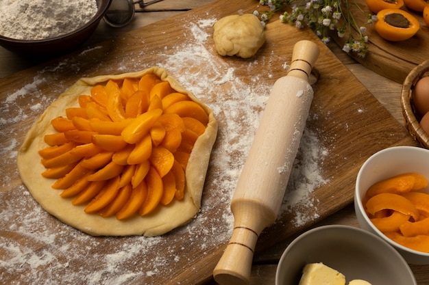 Foto gratuita disposizione degli ingredienti della torta ad alto angolo