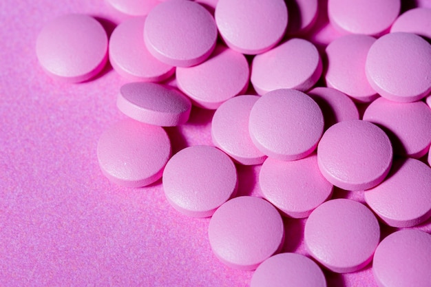Высокий угол таблетки на фиолетовом фоне