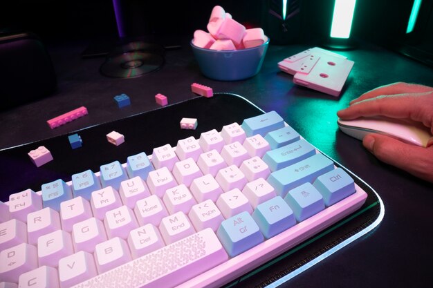 机の上の高角度のピンクとブルーのキーボード