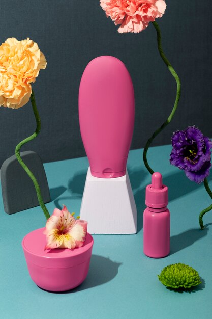 ハイアングルピンクの化粧品容器と花