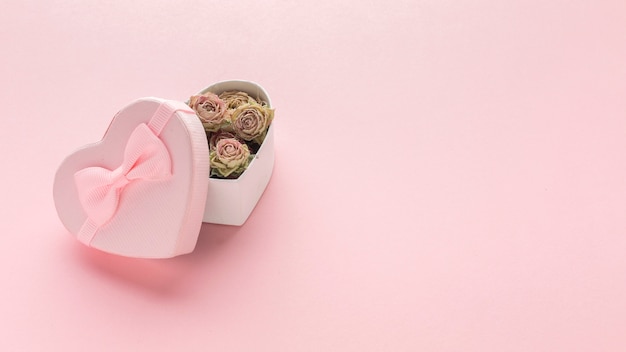 Foto gratuita alto angolo di confezione regalo rosa con rose