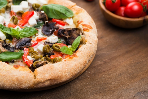 Pizza alta con verdure