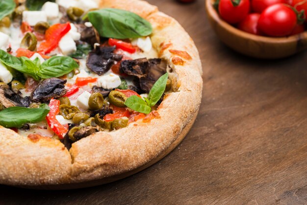 Пицца высокого угла с овощами