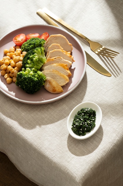 Высокий угол тарелки с кето-диетической пищей и шпинатом