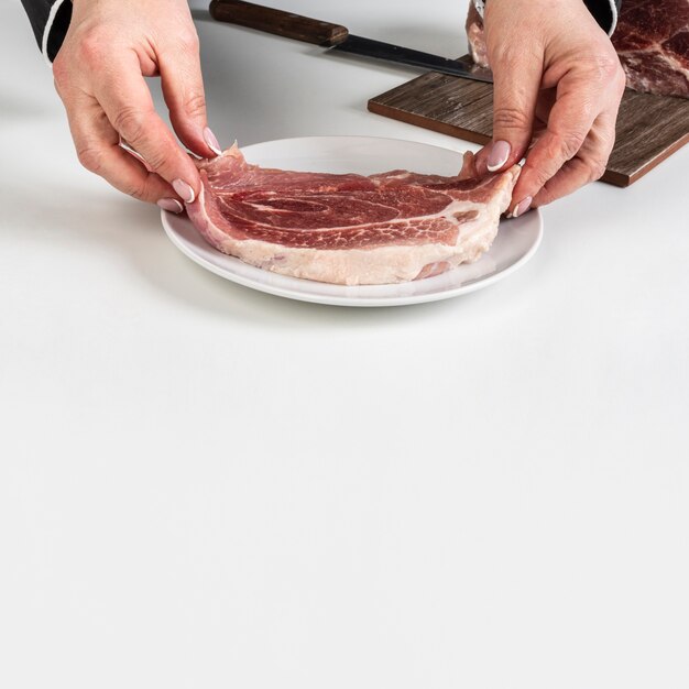 Высокий угол тарелки с мясом