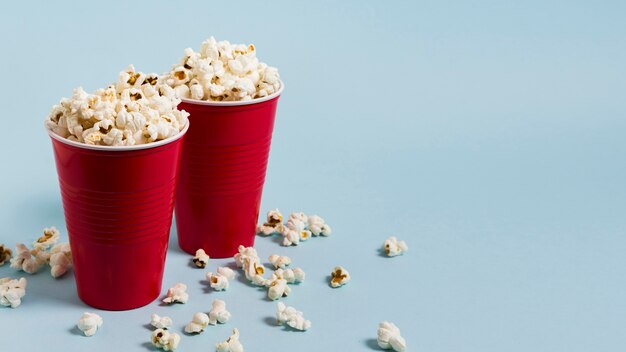 Foto gratuita popcorn ad alto angolo