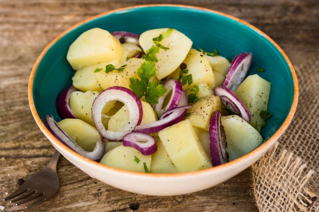 Foto gratuita insalata di patata dell'angolo alto in ciotola