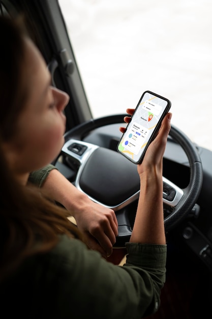 無料写真 トラックの高角度のプロの女性ドライバー