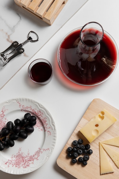 Бесплатное фото Красное вино и закуски под большим углом