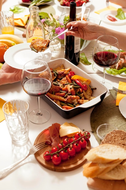 Foto gratuita alto angolo di ricco tavolo da pranzo