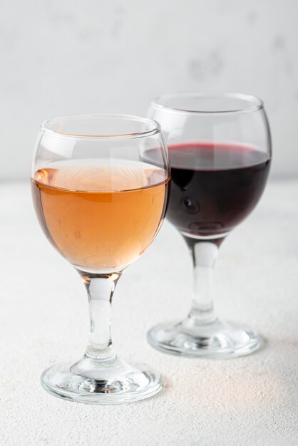 Высокий угол розовое и красное вино для дегустации