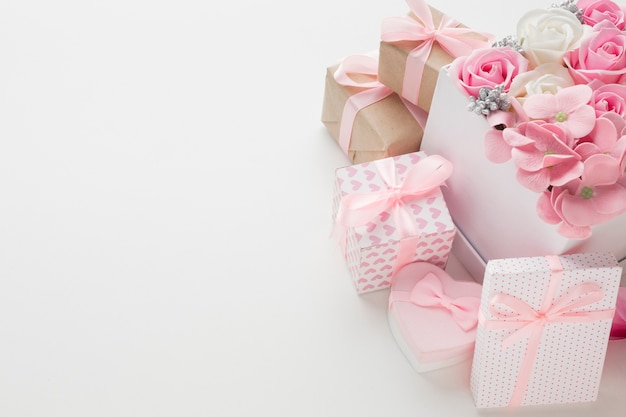 Высокий угол роз в коробке с подарками