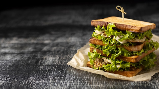 Alto angolo di panino con insalata con pane tostato e copia spazio