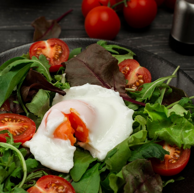 Free photo high angle salad with fried egg and tomatoes