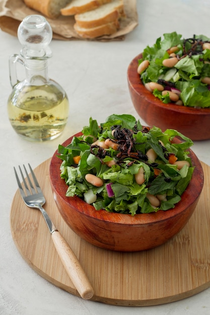 Foto gratuita insalata di angolo alto con fagioli bianchi