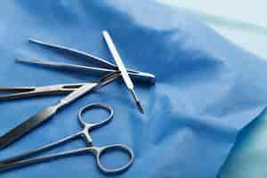 Free photo high angle of scalpel with other medical instruments