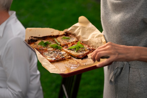 Foto gratuita senior ad alto angolo con cibo delizioso