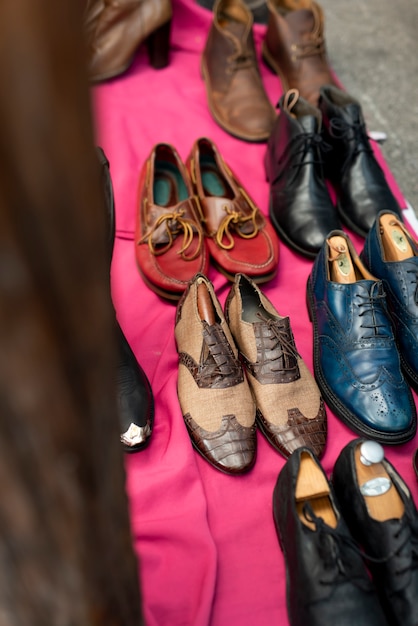 Foto gratuita scarpe ad alto angolo al mercato dell'usato