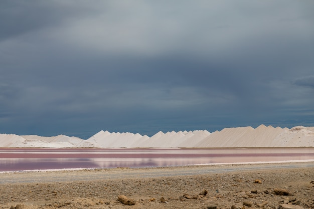 Free photo high angle shot of aesthetic salt pans in  bonaire, caribbean